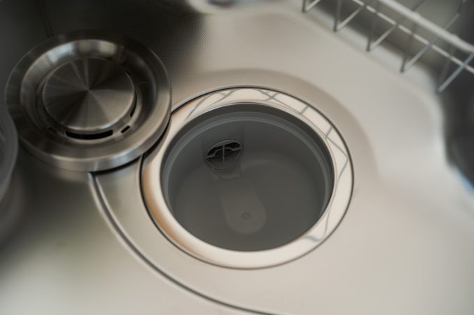 女性がトイレで電話している様子