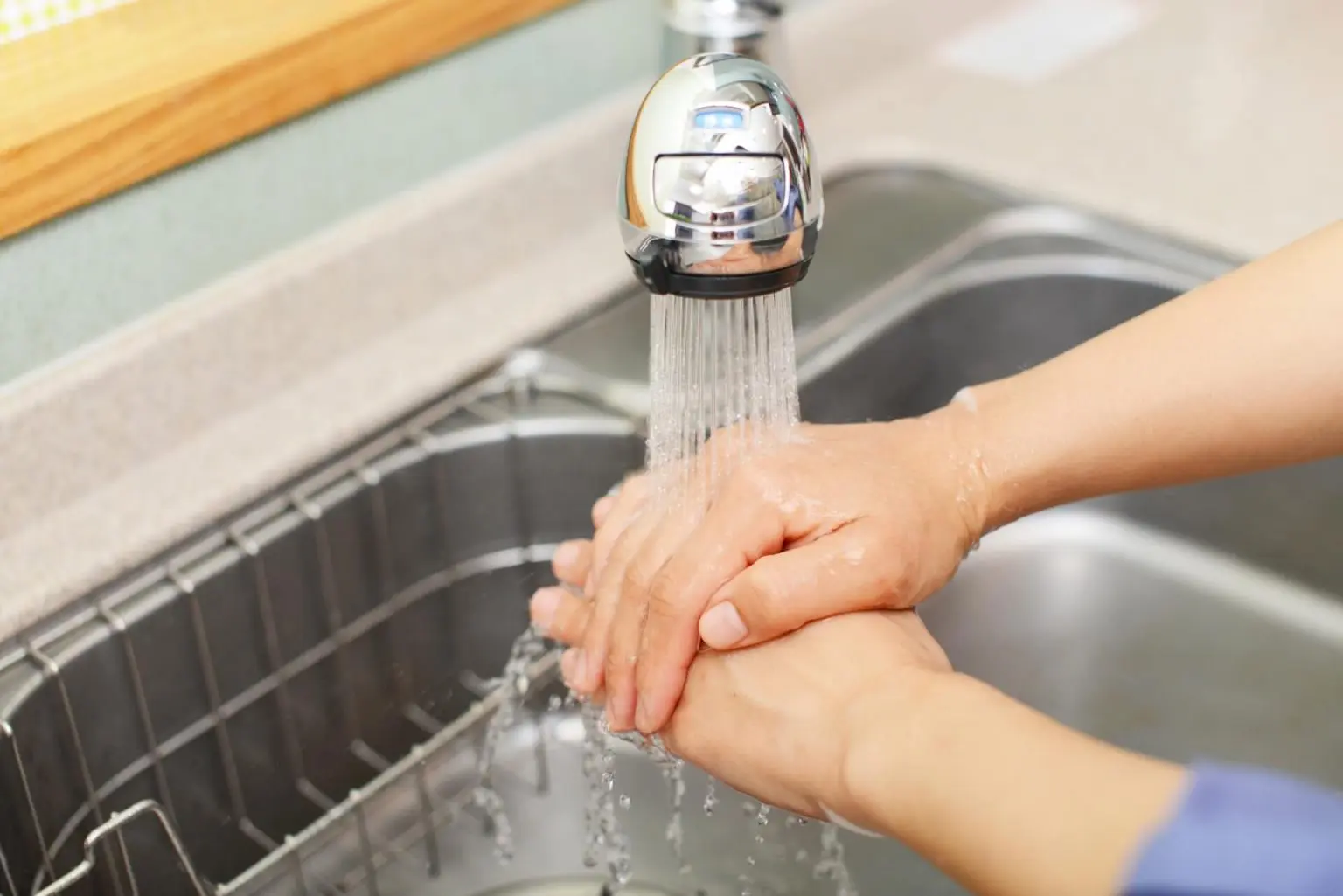 男性がトイレを修理している