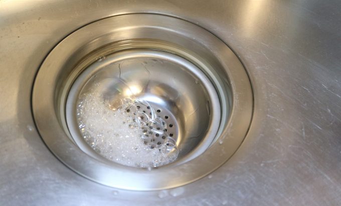 男性がトイレを修理している