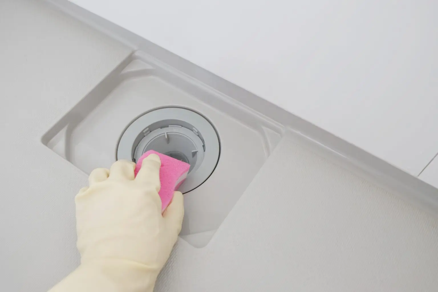 男性がトイレを修理している