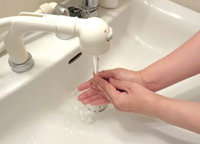 男性がトイレを修理している