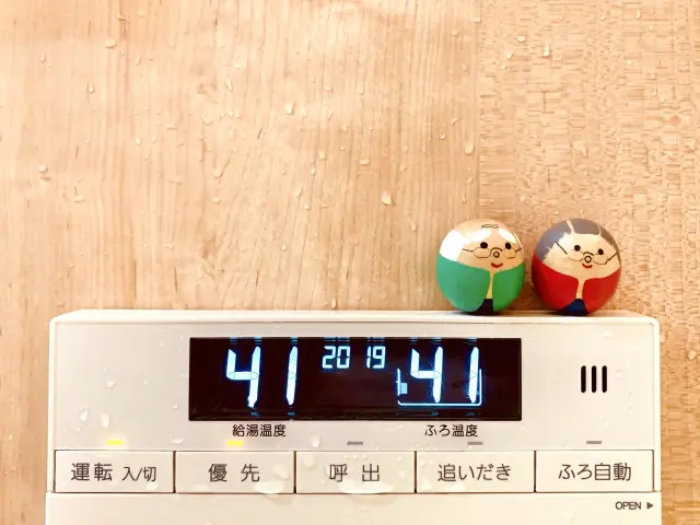 男性がトイレを修理している