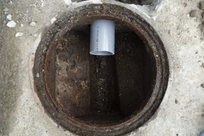 女性がトイレで電話している様子