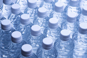 キッチンや洗面所の排水溝のつまりをペットボトルで解消する方法を紹介