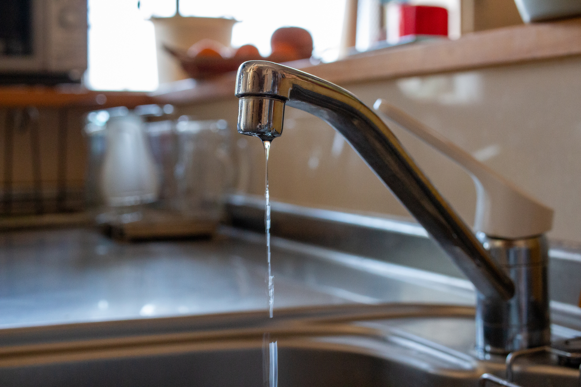 蛇口を閉めても水が止まらない！？最適な原因と対処法 - みんなの町の水道職人