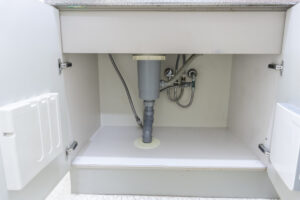 キッチンの水漏れ修理完全ガイド！水漏れ原因と修理費用の相場を解説