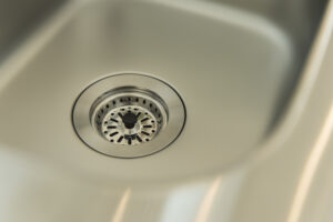 キッチンの排水口をつまりから守るための予防法とは？寒い季節はつまりの時期【水道職人：公式】