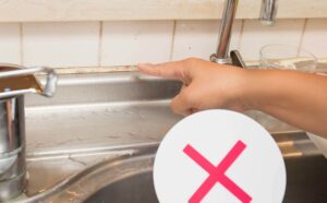 【プロが伝授】キッチン下の異変に注意！カビ・水漏れ早期発見マニュアル【水道職人：公式】