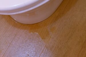 トイレの水漏れを今すぐ止めたい！原因別の対処法と応急処置を徹底解説