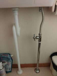 愛媛県松山市鷹子にトイレ手洗い水漏れの修理対応にお伺いしました。