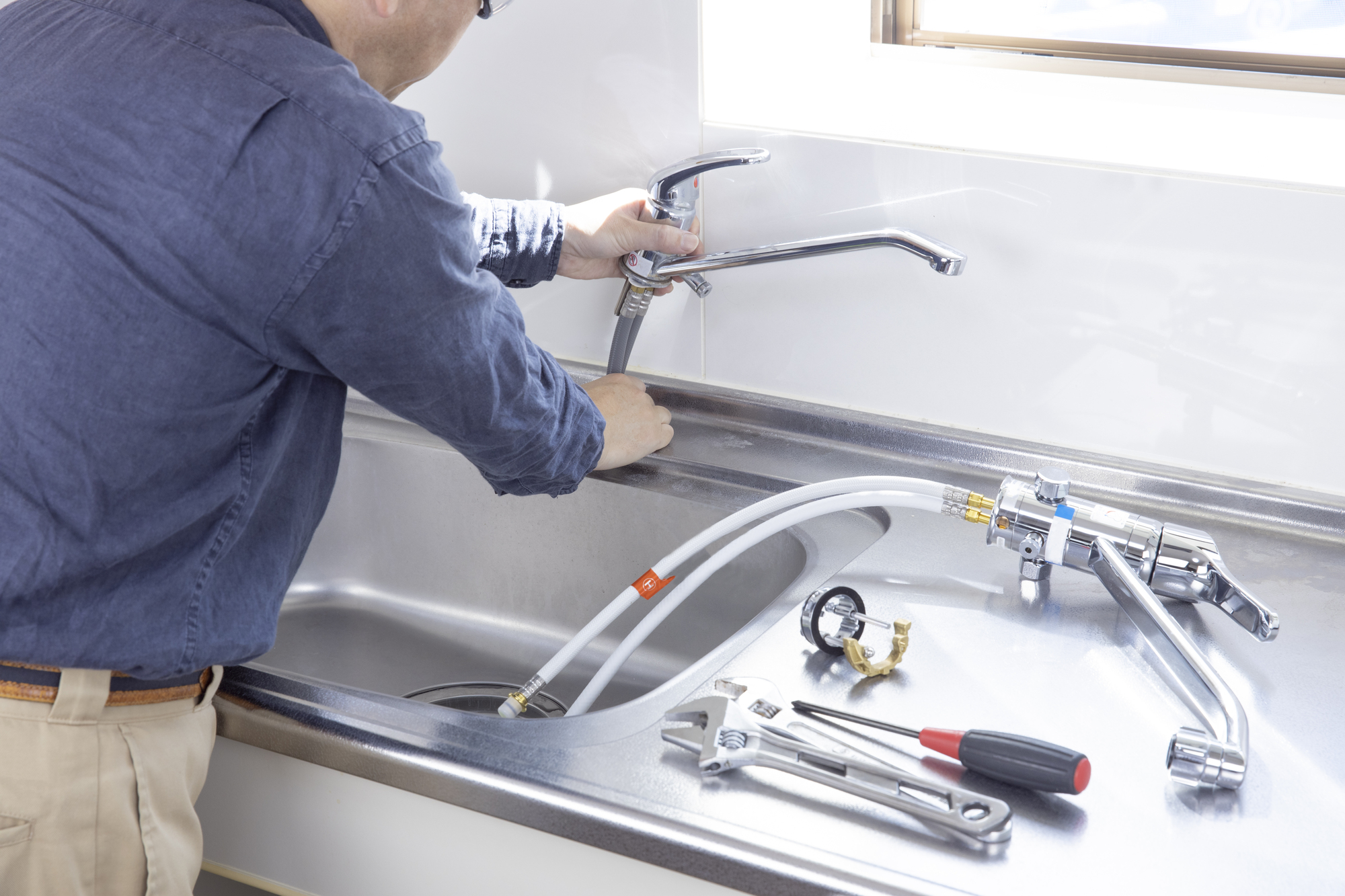 水道の蛇口からポタポタ水漏れ！？修理か交換か正解を見極めよう【水道職人：公式】