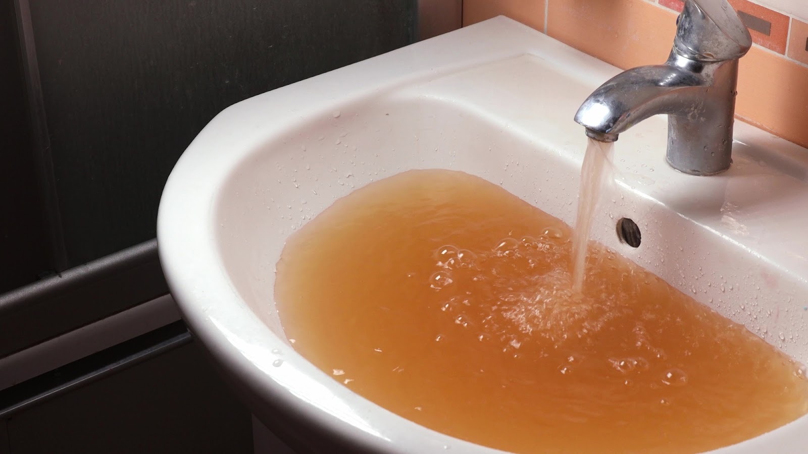 水道水が茶色に濁ったときの原因とご自宅でできる対策【水道職人：公式】