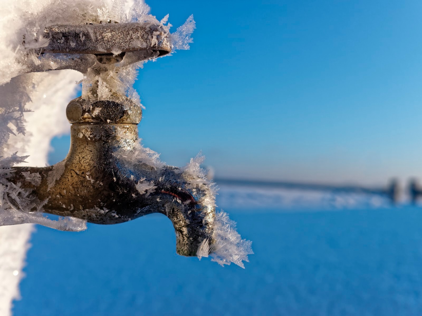 【OK？NG？】蛇口が凍結した際の正しい対処法としてはいけない行動！【水道職人：公式】
