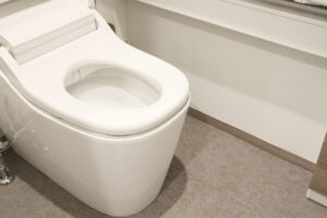 トイレの水が止まらないトラブルの対処法を解説！