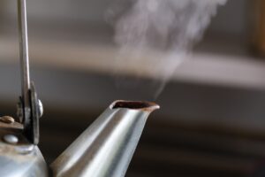 トイレのつまりはお湯で解消できる？手順や注意点を解説