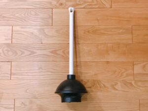 トイレのつまりを除去する道具と使用方法を紹介