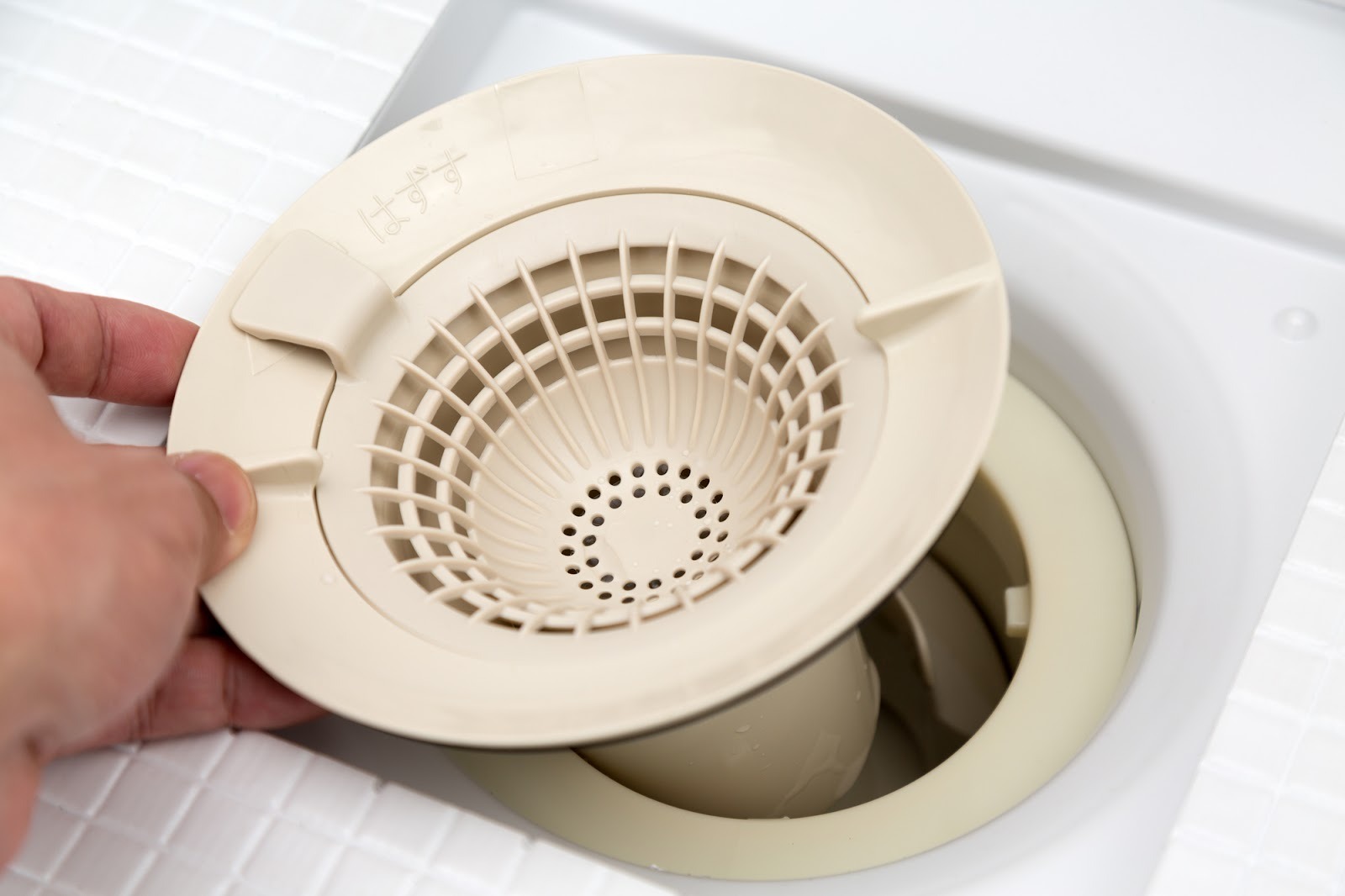 引っ越し先の排水口が臭い原因とすぐできる解決策【水道職人：公式】