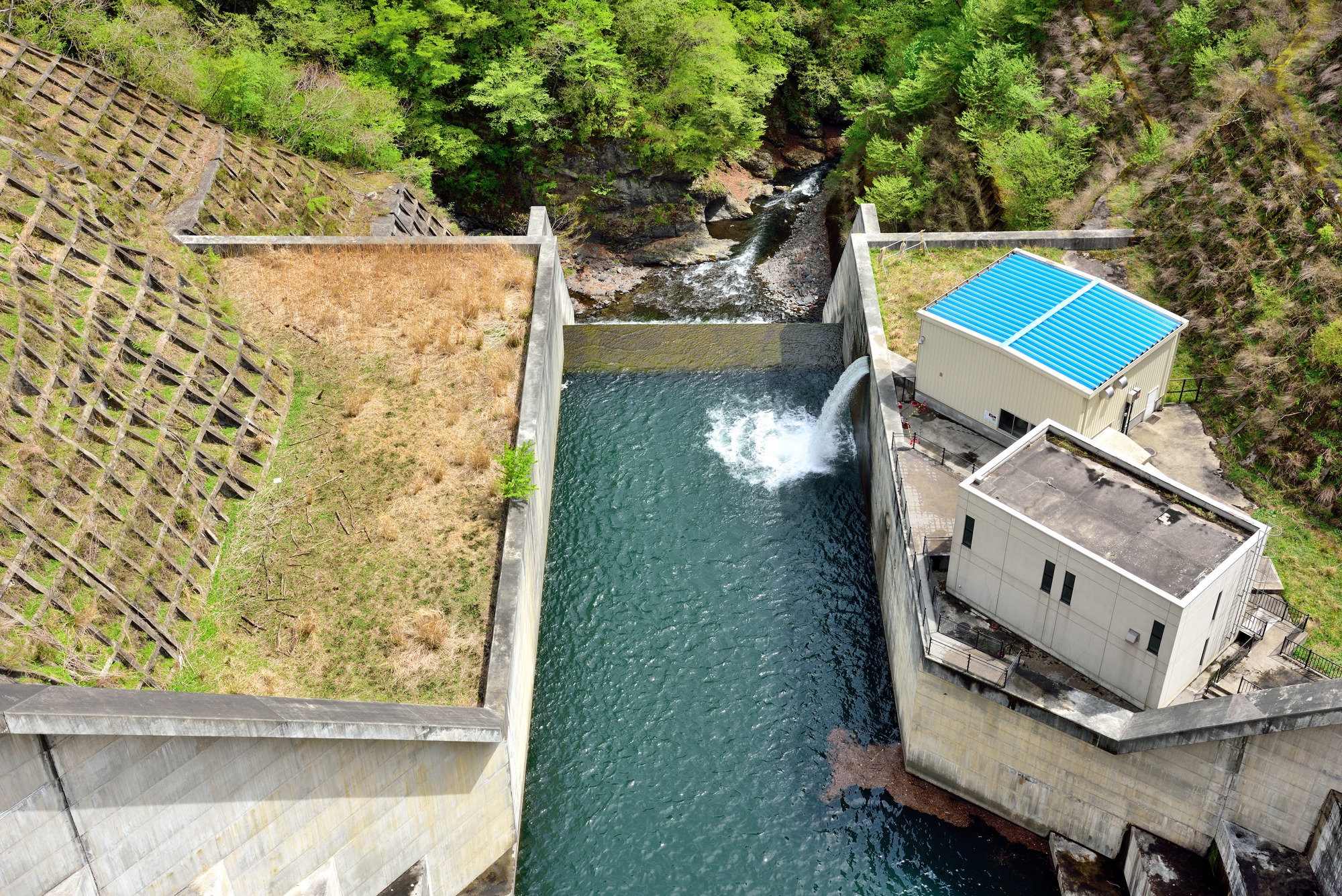 送水管が破損したらどうなる？普段の給水の仕組みと配水池の役割から学ぶ水まわりのトラブル対策【水道職人：公式】