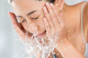 トイレで化粧を落としても大丈夫？手洗い器のつまりを防ぐ注意点 【水道職人：公式】